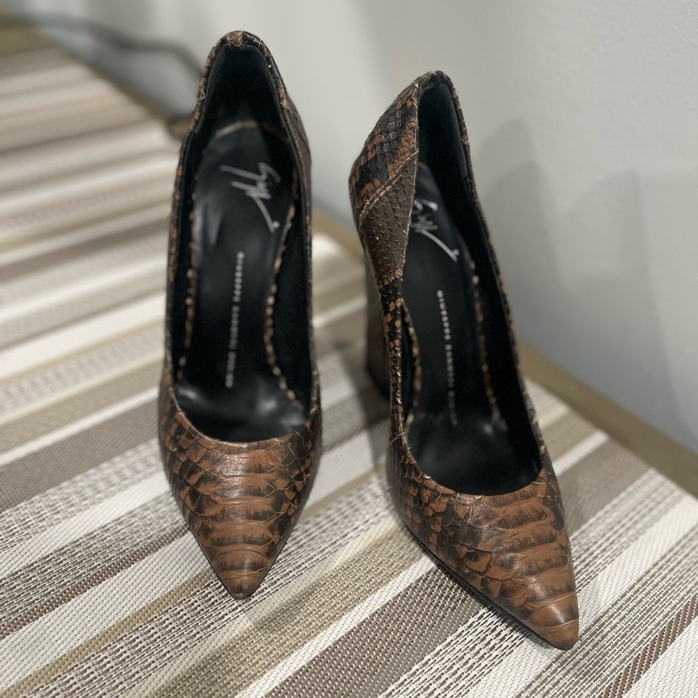 GIUSEPPE ZANOTTI JUSTIN Natural Londra Print Designer Pumps 8 1/2